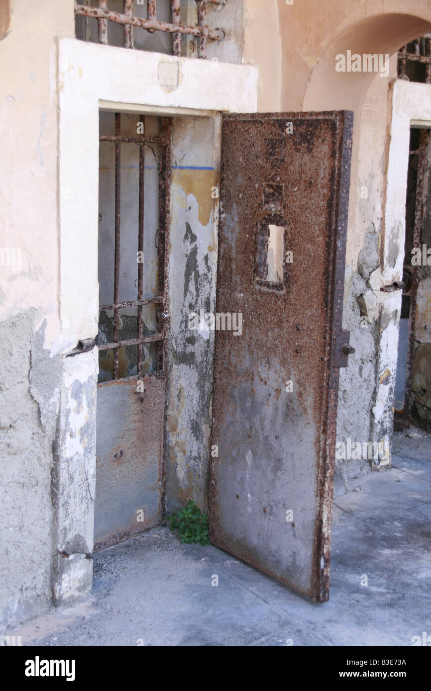 Vecchio acciaio arrugginito cella di prigione porta in prigione abbandonati Foto Stock