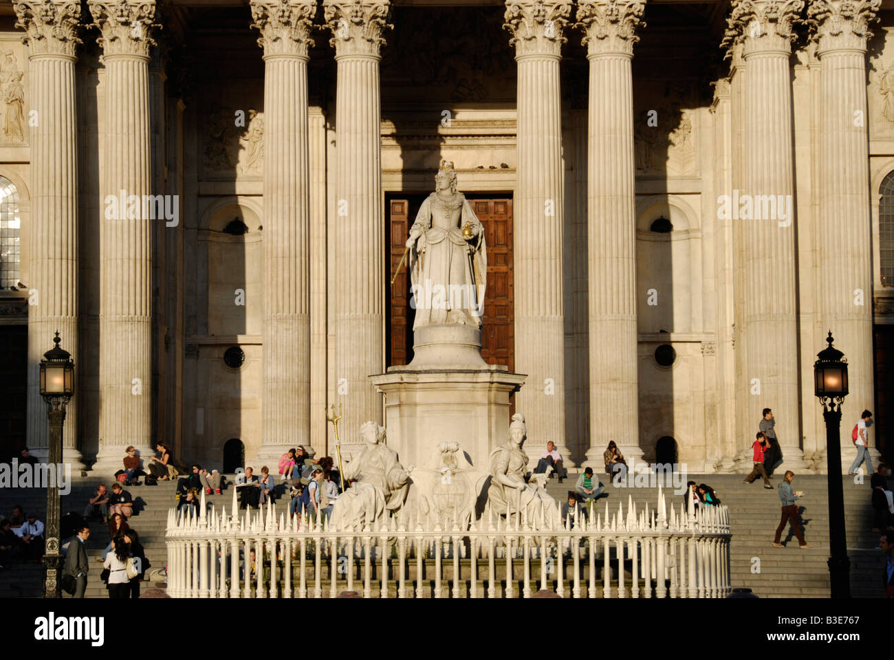 Queen Anne memorial statua che si trova nella parte anteriore del Western volto di St Paul s Cathedral London Inghilterra England Foto Stock