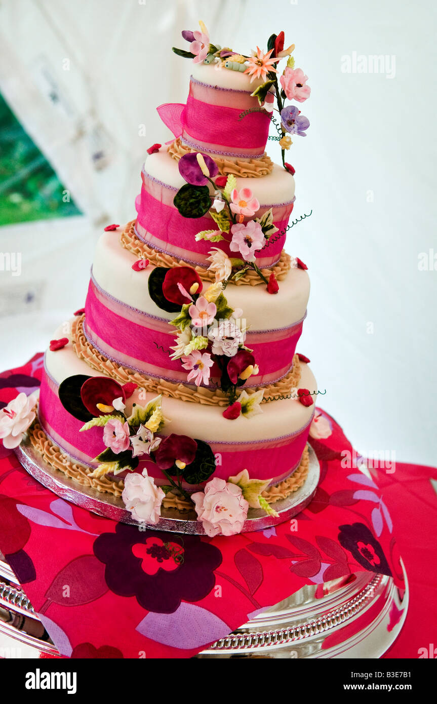 Un colorato torta nuziale. Foto Stock