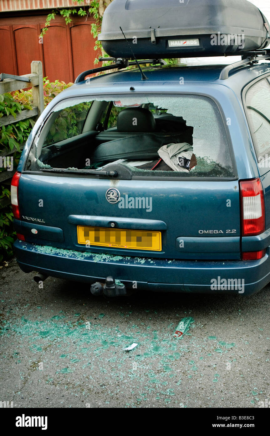 Fracassato parabrezza posteriore di una Vauxhall Omega dopo un ladro ha rotto nel veicolo mentre era parcheggiata sul viale di accesso. Foto Stock