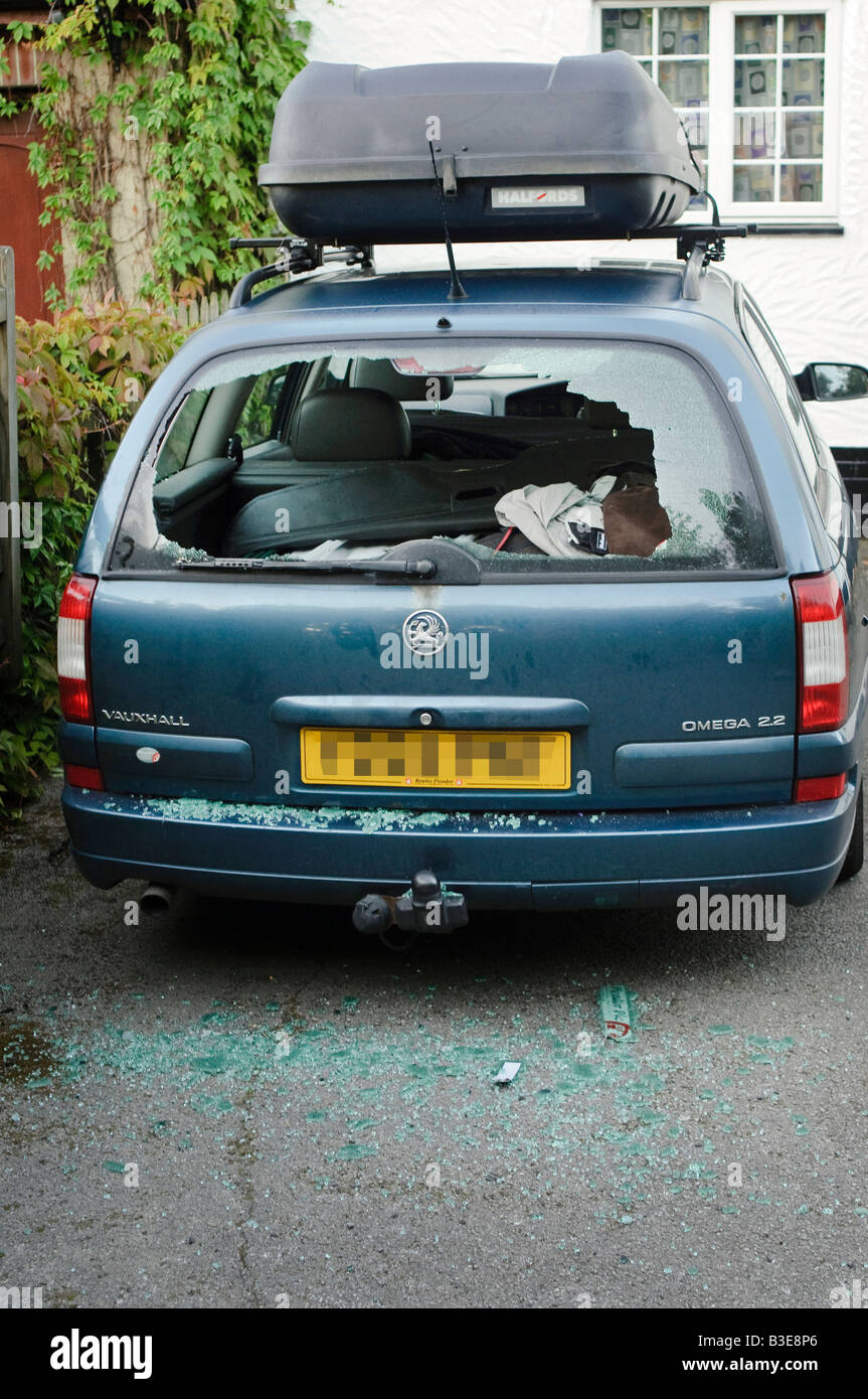 Fracassato parabrezza posteriore di una Vauxhall Omega dopo un ladro ha rotto nel veicolo mentre era parcheggiata sul viale di accesso. Foto Stock