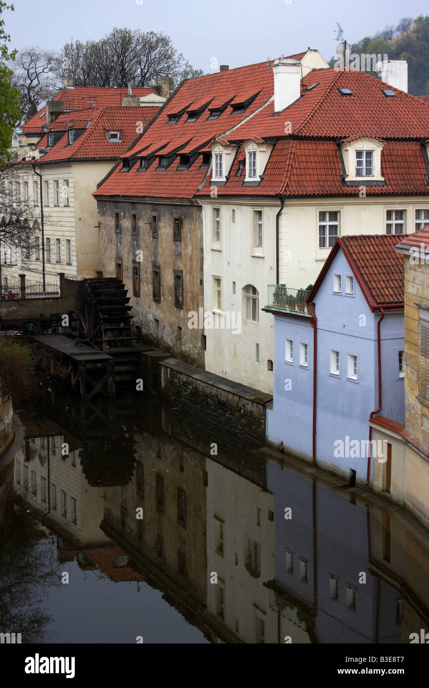 Vista del Gran Priorato Mill e ruota di acqua in il diavolo s di flusso Certovka nel piccolo quartiere di Praga Repubblica Ceca Foto Stock