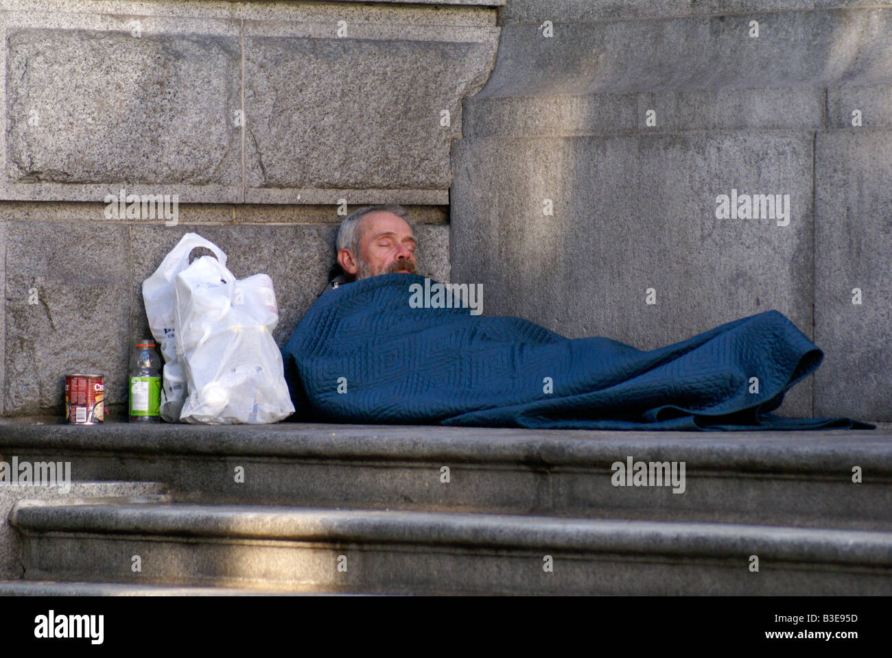 Senzatetto dormire su passi in Vancouver, British Columbia, Canada Foto Stock