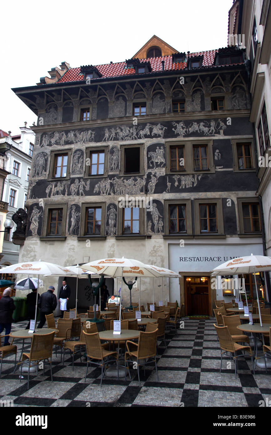 Il minuto Casa ex casa di Franz Kafka nella Piazza della Città Vecchia di Praga Repubblica Ceca Questo Rinascimento casa ha il nero Foto Stock