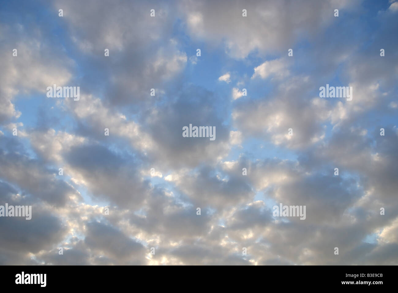 Skyscape con soffici nuvole Foto Stock