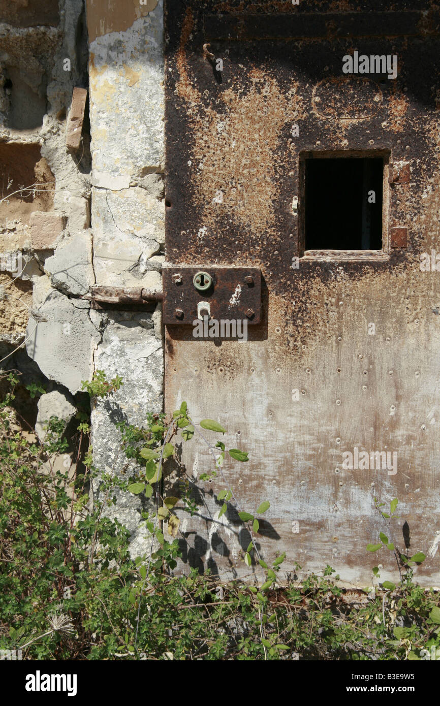 Vecchio acciaio arrugginito cella di prigione porta in prigione abbandonati Foto Stock