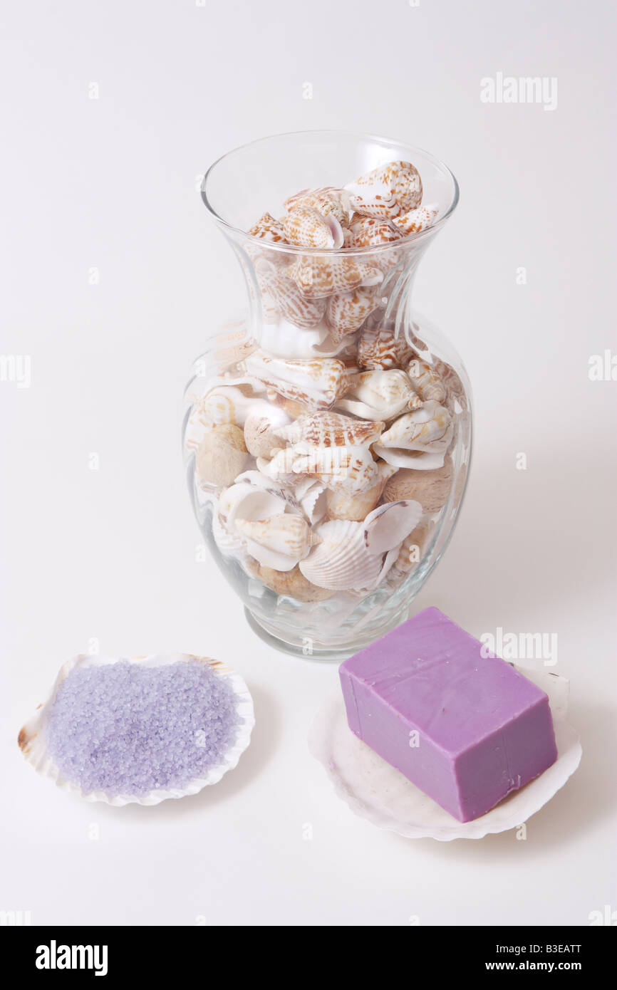 Foto di stock di un vaso riempito con gusci, un guscio di sali e di un guscio con sapone Foto Stock