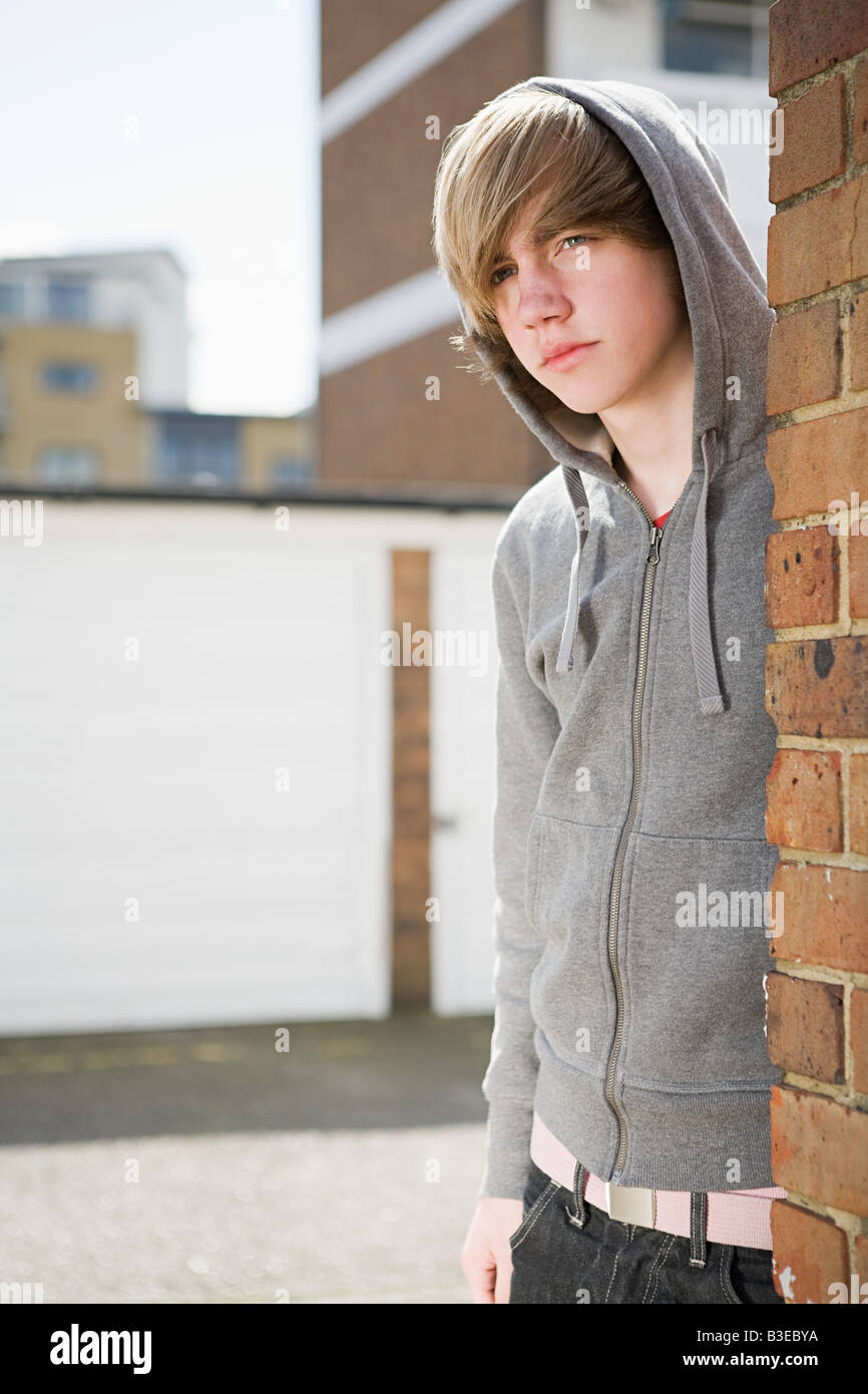 Ragazzo adolescente in una felpa con cappuccio Foto stock - Alamy