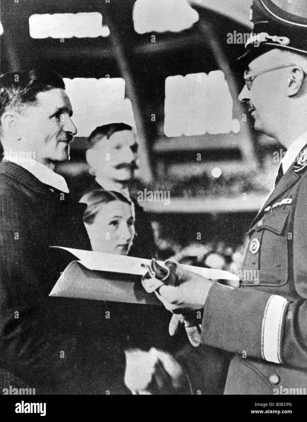 Himmler presenta certificato di cittadinanza Foto Stock