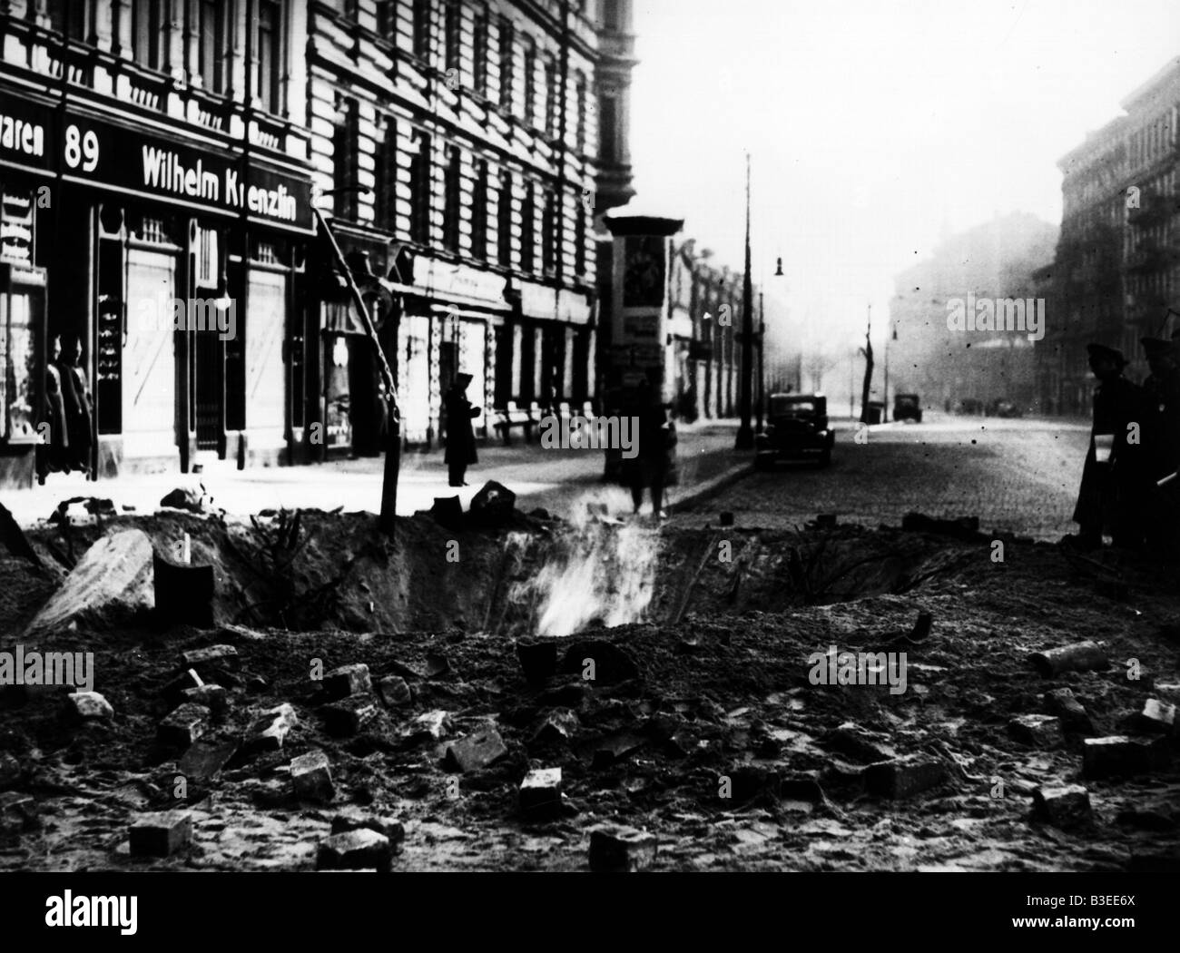 Raid aereo pratica-cratere di una bomba/Berlino/'35 Foto Stock