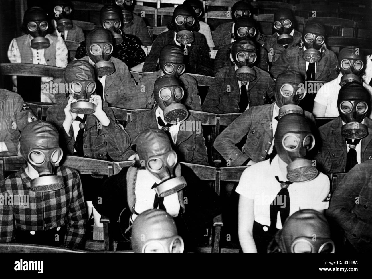 Lezione con gasmasks / 1939 Foto Stock