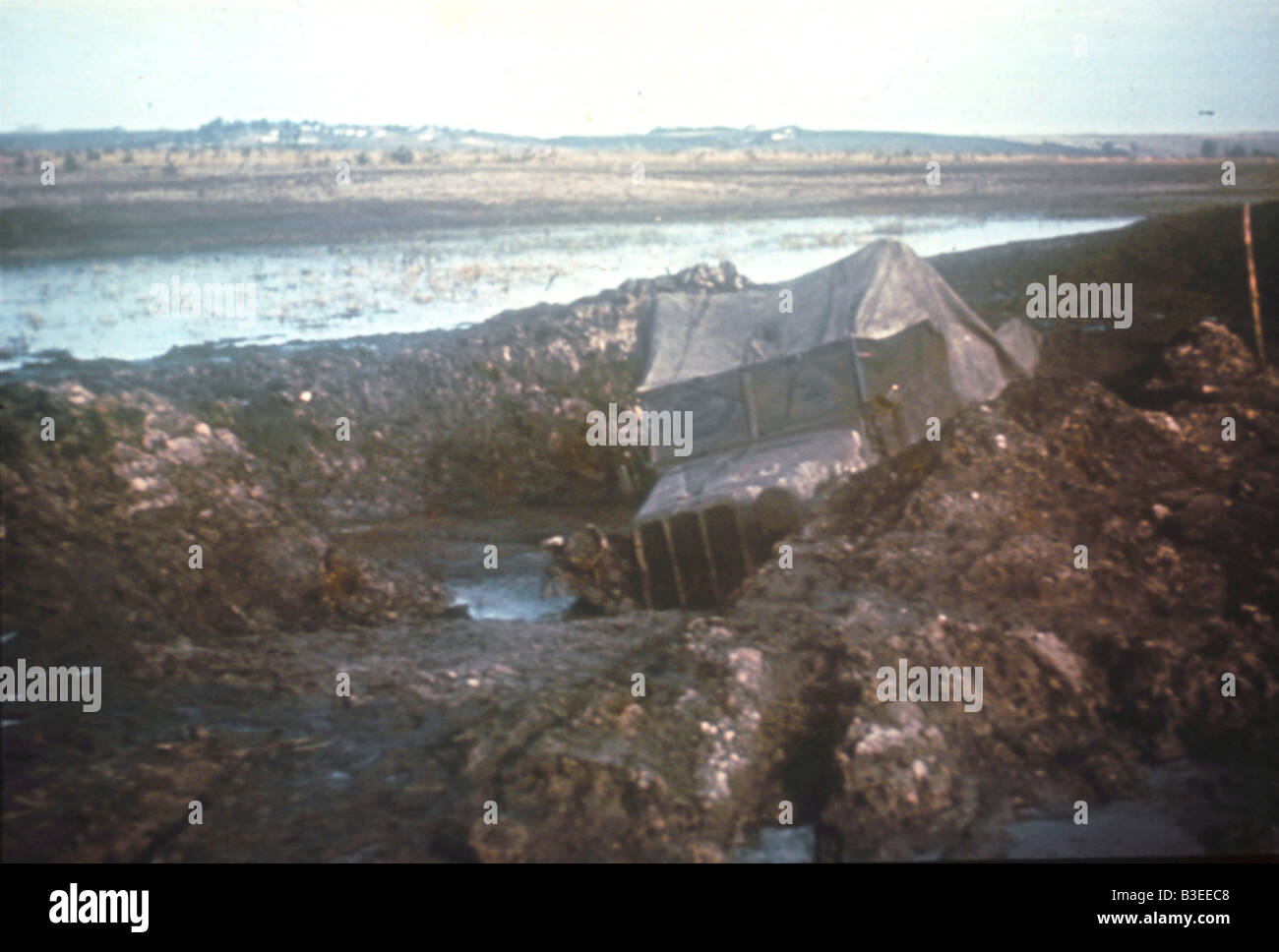 Jeep bloccata nel fango, E.anteriore / SECONDA GUERRA MONDIALE / 1941 Foto Stock