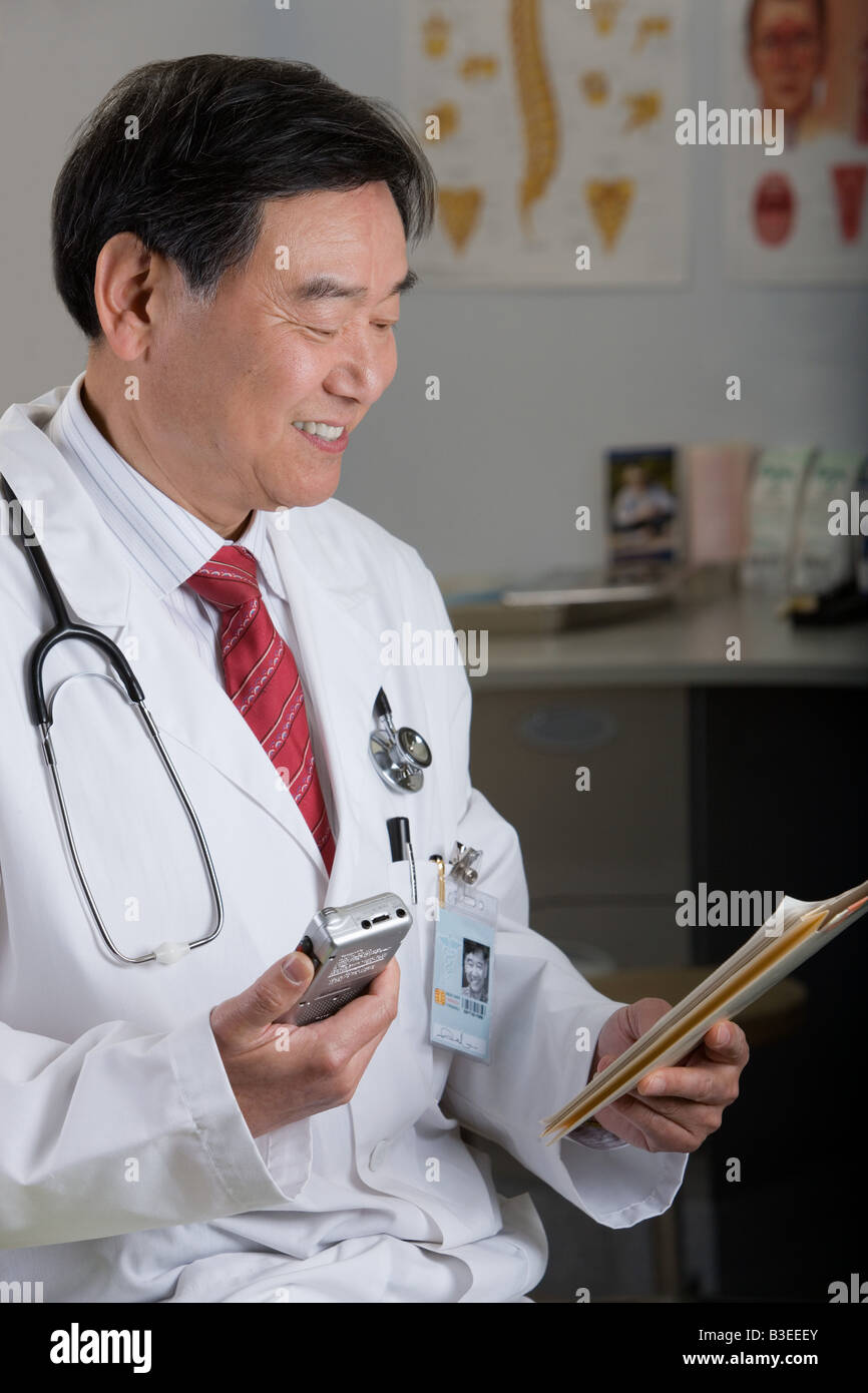 Un medico parlando in un registratore di conicità Foto Stock