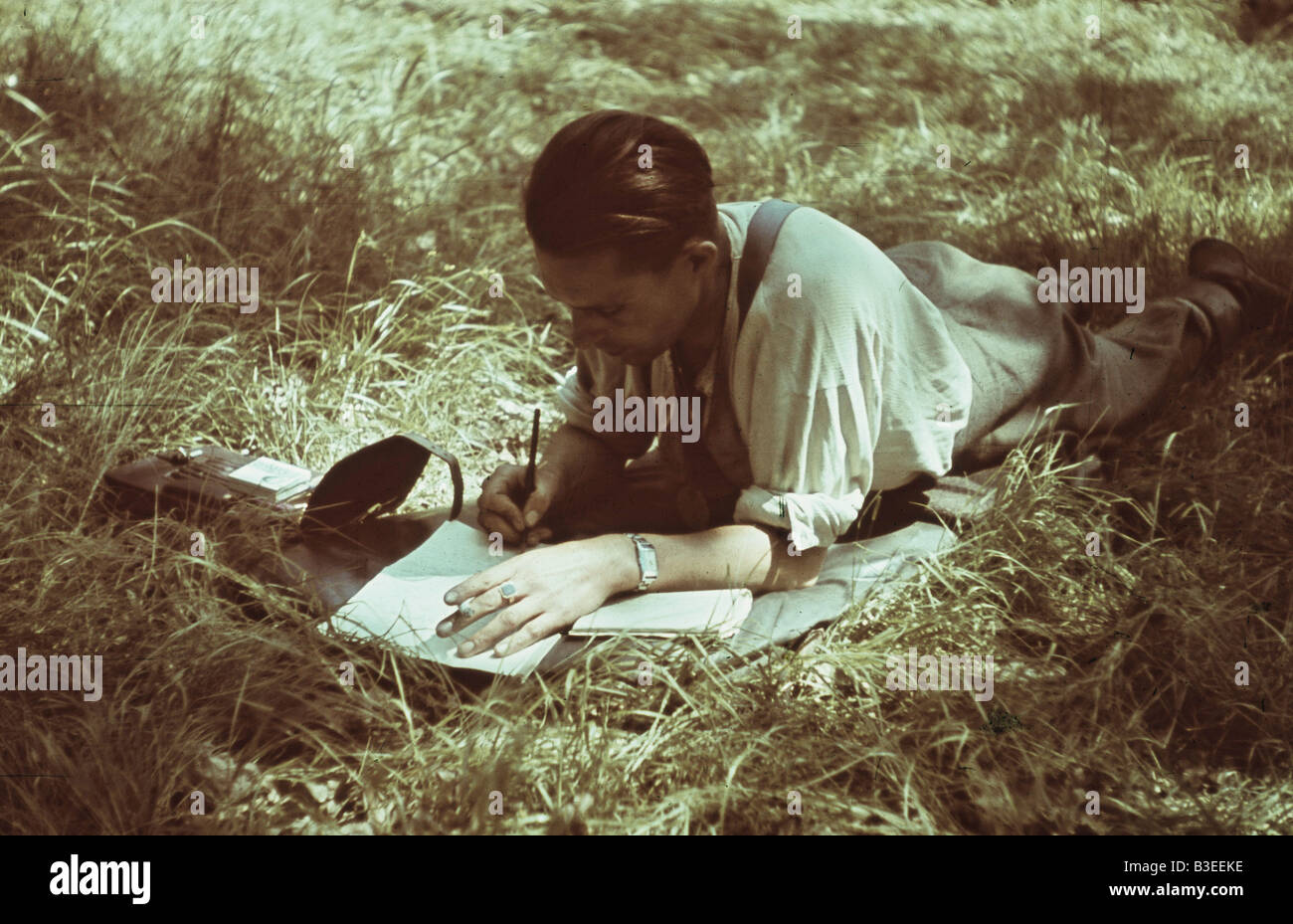 Soldato di scrivere una lettera / SECONDA GUERRA MONDIALE / 1941 Foto Stock