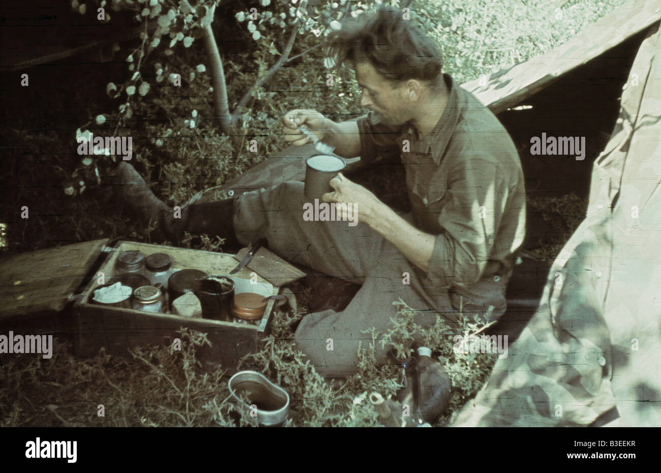 Soldato avente la colazione / SECONDA GUERRA MONDIALE / 1941 Foto Stock