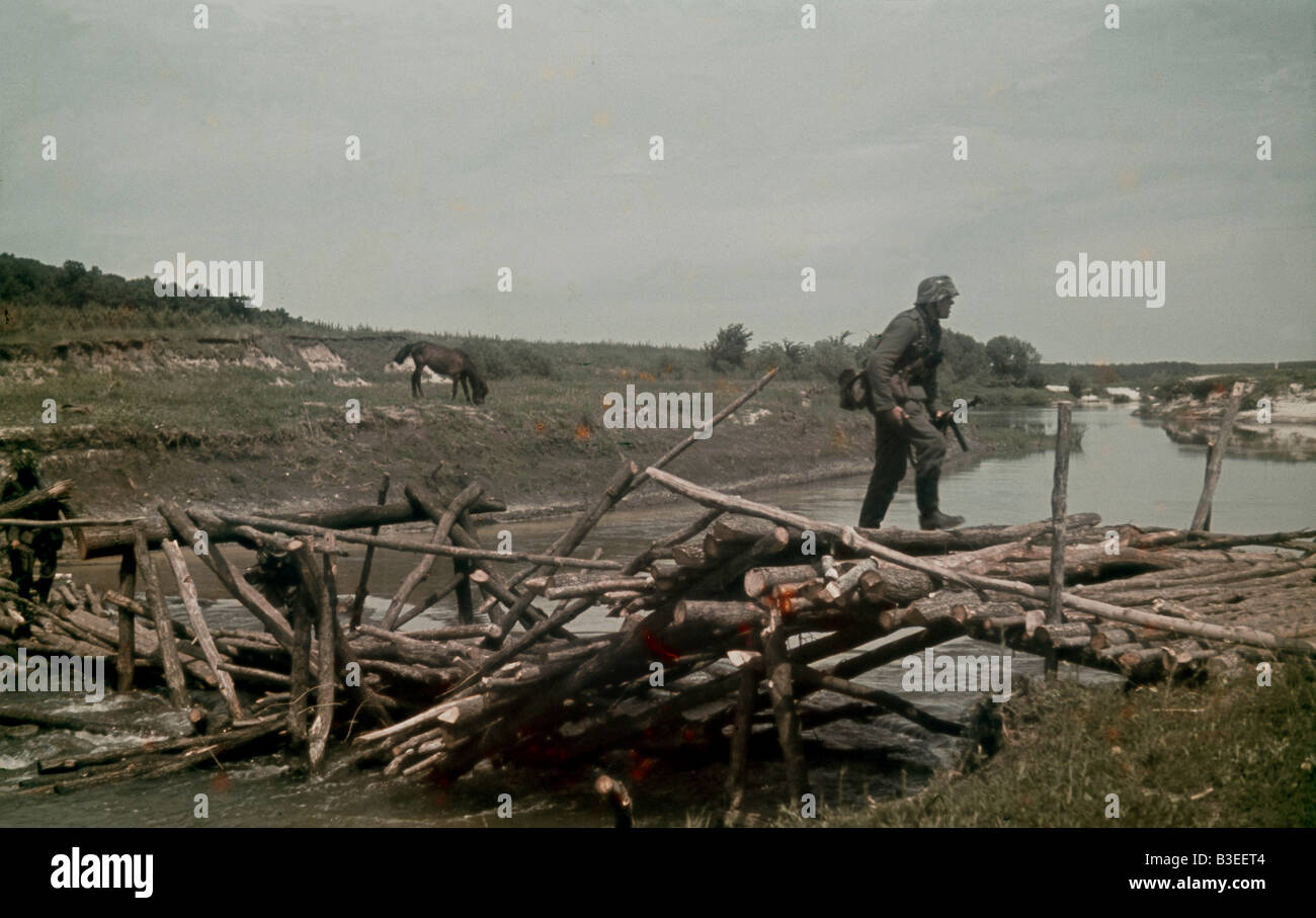 Soldato di ricognizione sul ponte / 1942 Foto Stock