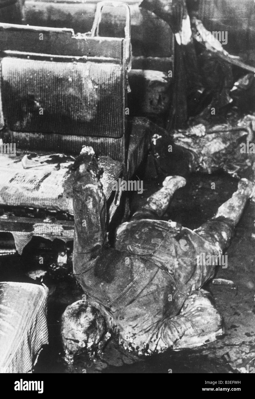Un uomo morto in un distrutto tram / 1945 Foto Stock