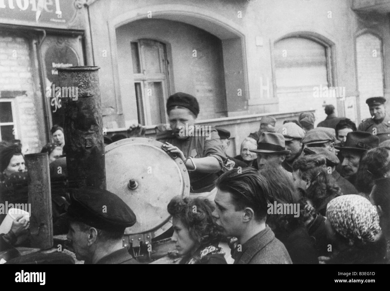Red Army soldier / distribuendo cibo. Foto Stock