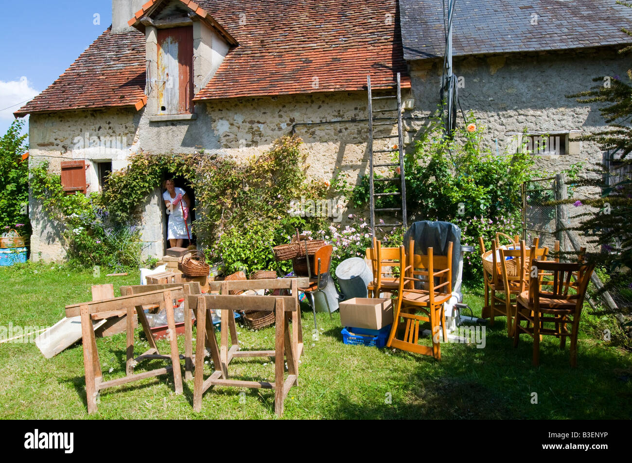 Pulizia di Primavera cottage di campagna, Indre et Loire, Francia. Foto Stock