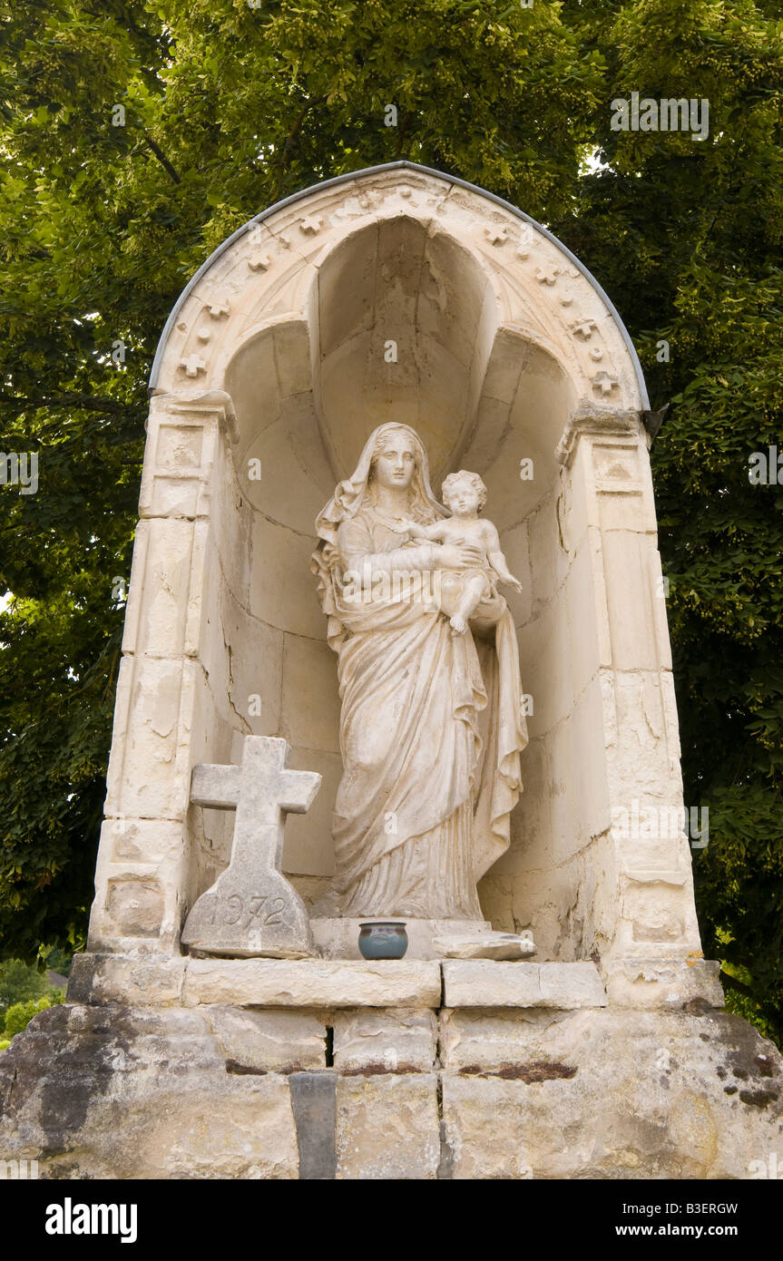 Vergine Maria e il Bambino statua, Villaines Les Rochers, Indre et Loire, Francia. Foto Stock