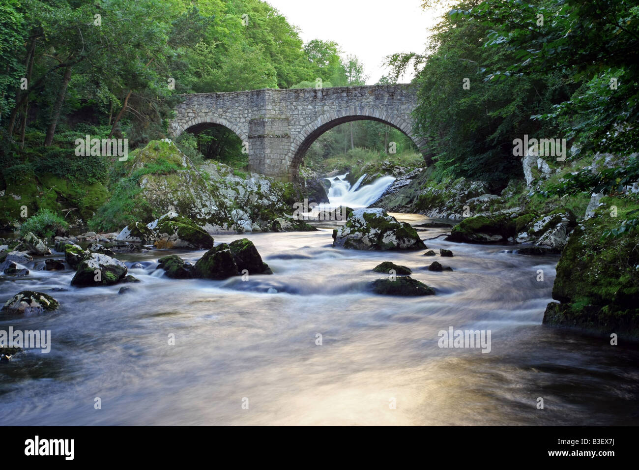 La cascata sul fiume Feugh noto come cade di Feugh vicino a Banchory, Aberdeenshire, Regno Unito Scozia dove è possibile vedere Salmon Leap Foto Stock