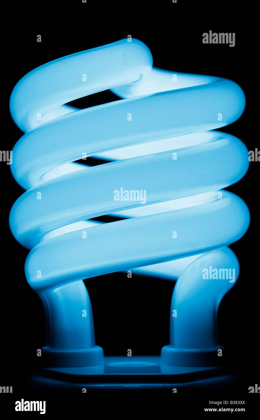 Compatta a risparmio energetico per lampade fluorescenti da vicino un'alternativa ecologica ai tradizionali lampadine Foto Stock