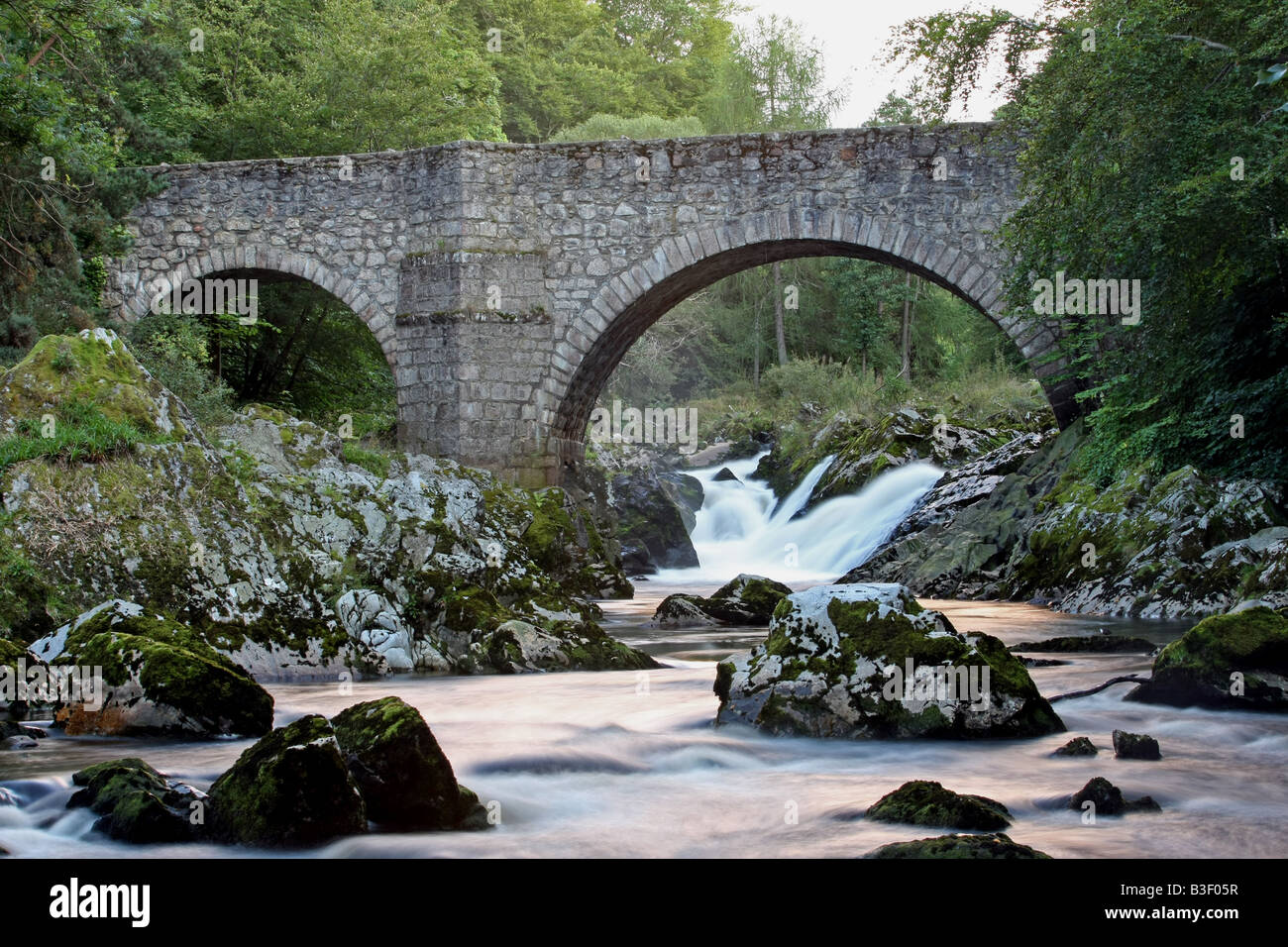 La cascata sul fiume Feugh noto come cade di Feugh vicino a Banchory, Aberdeenshire, Regno Unito Scozia dove è possibile vedere Salmon Leap Foto Stock