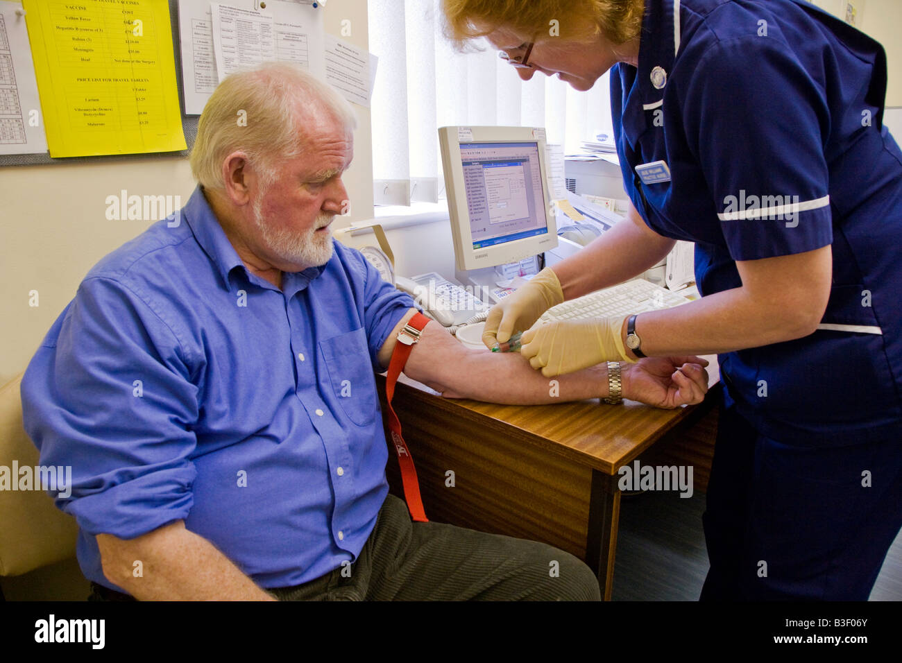 L'uomo nel tardo 60s avente un test ematico REGNO UNITO Foto Stock