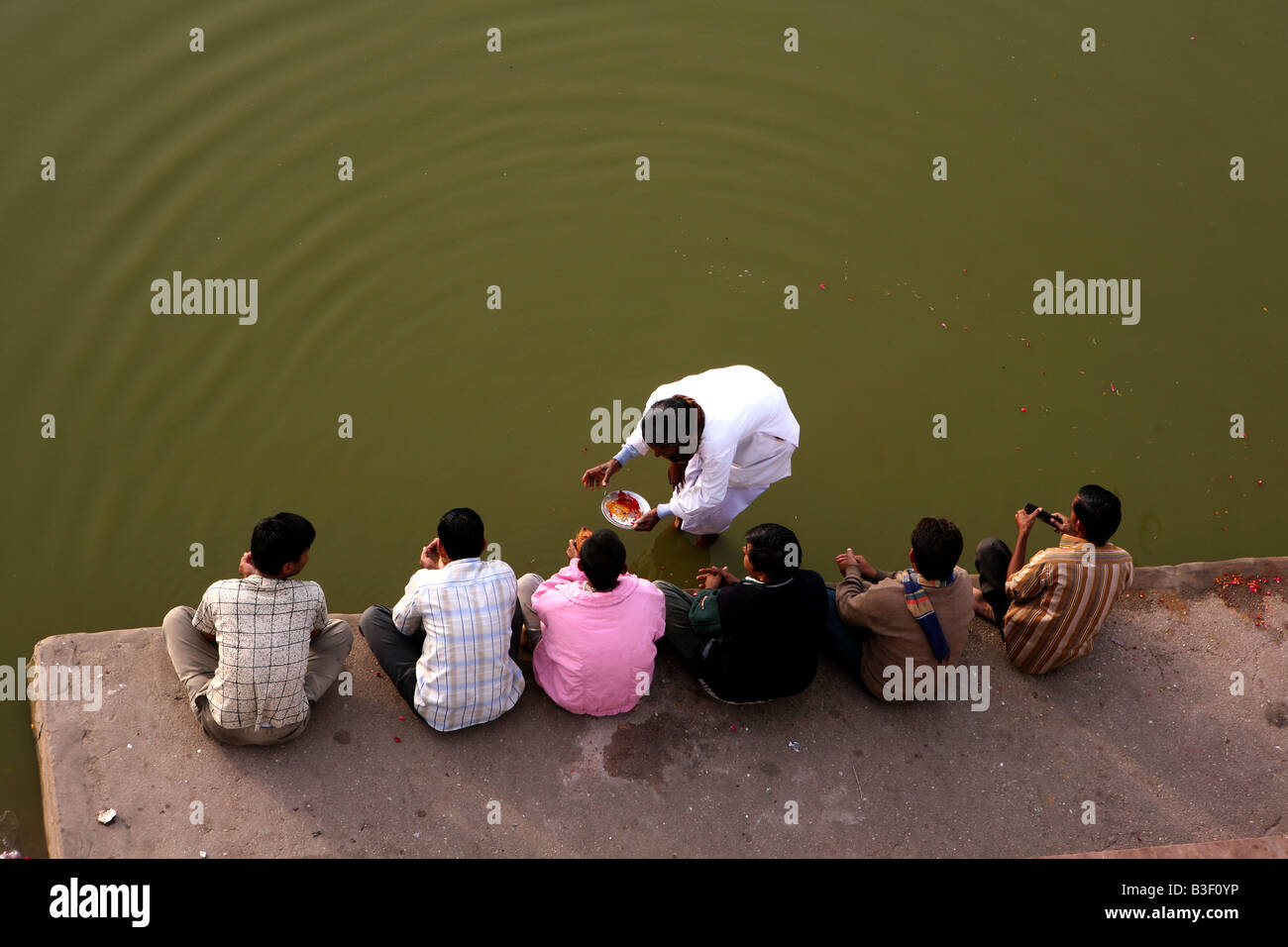 Indian uomini facendo puja ceremoney tradizionale nell'Holly Lago di Pushkar,rajastan,l'india. Foto Stock