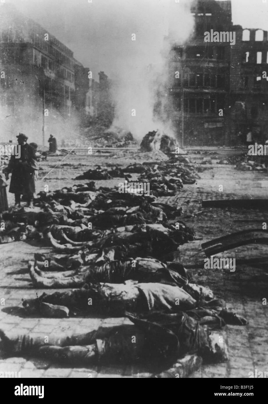 Dresda 1945 / cremazione di vittime. Foto Stock