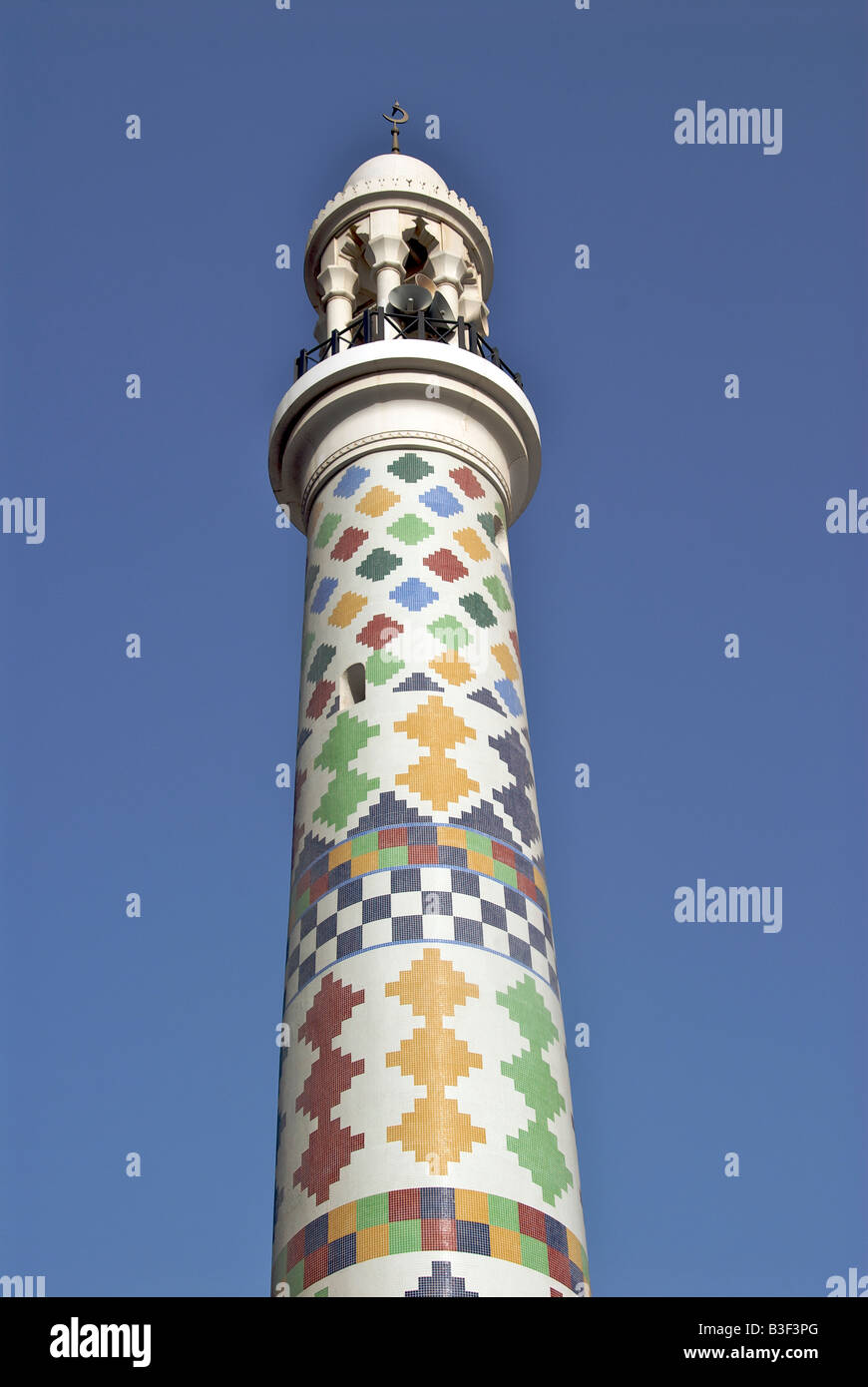 Colorato minareto Manama Bahrain Foto Stock