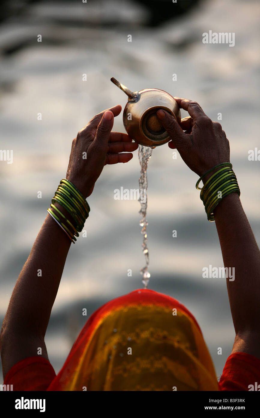 Holly vasca da bagno in tha il fiume gangas, a varanasi gahts, India. Foto Stock