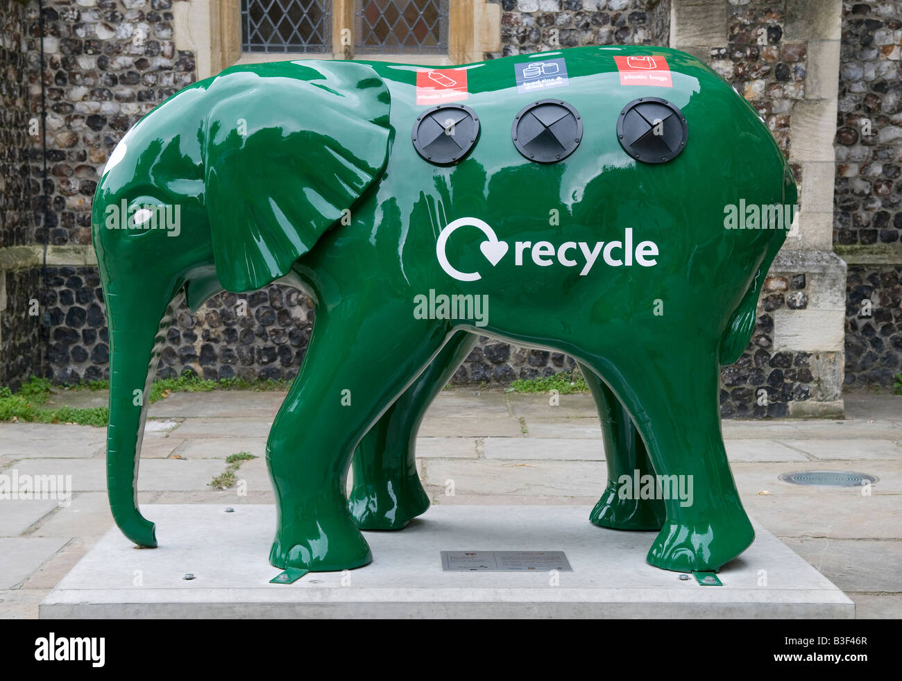 Riciclare la scultura di elefante, Norwich, Norfolk, Inghilterra Foto Stock