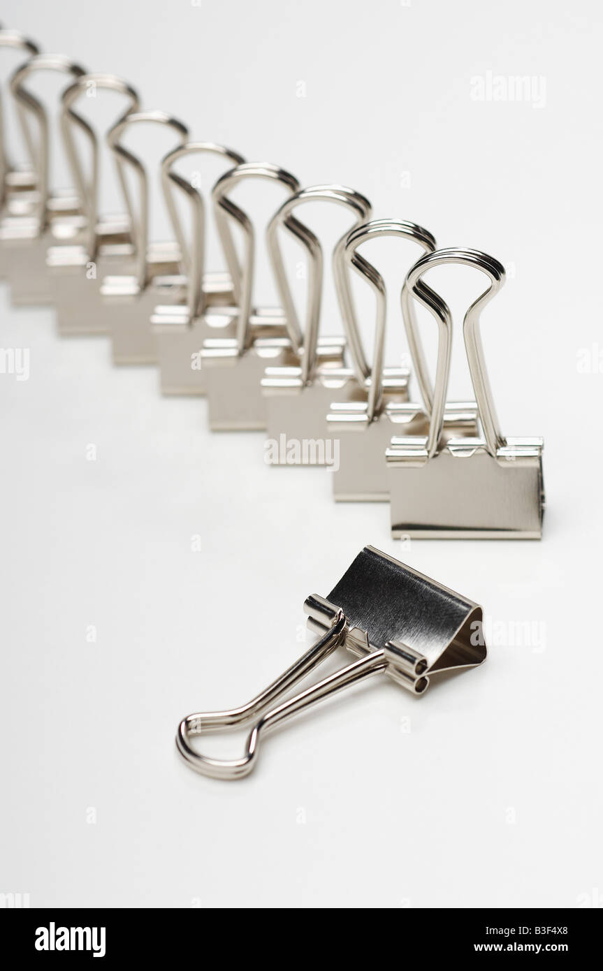Riga di legante clip su sfondo bianco Foto Stock