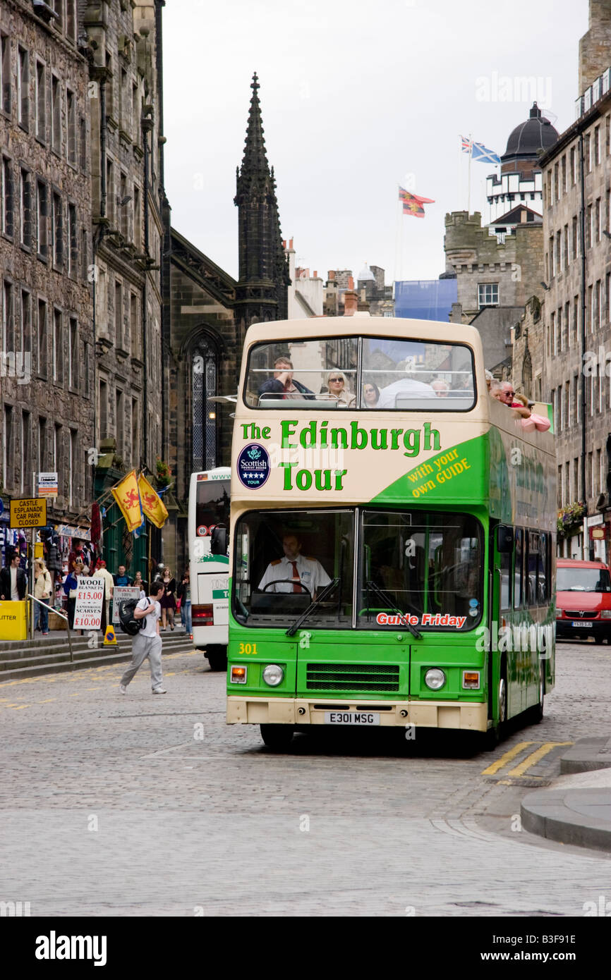 Un Olympian/Alexander open top double decker bus tour viaggiare lungo il Royal Mile di Edimburgo in Scozia Foto Stock