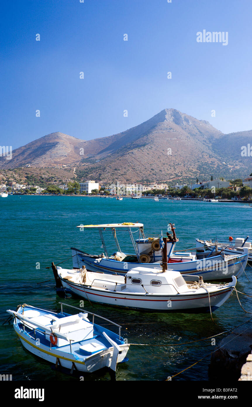 Barche da pesca mare e monti elounda Aghios Nicolaos lasithi Creta Grecia Foto Stock