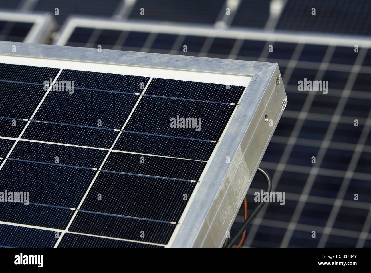 Chiusura del pannello solare alla generazione di elettricità solar array Brockton in Massachusetts Foto Stock