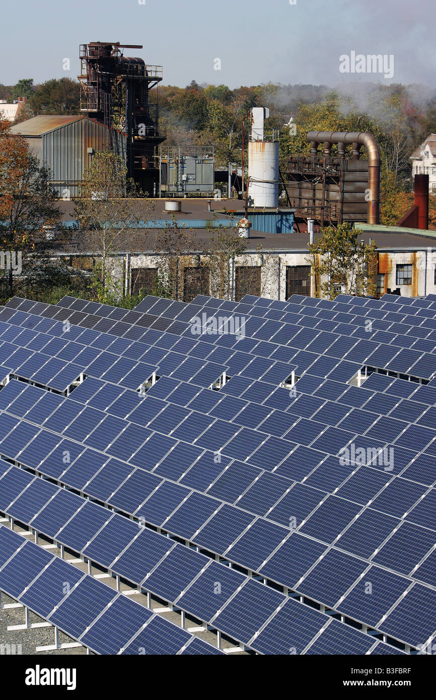Un solare elettricità la generazione di array è situato accanto a un complesso di fabbrica Brockton in Massachusetts Foto Stock