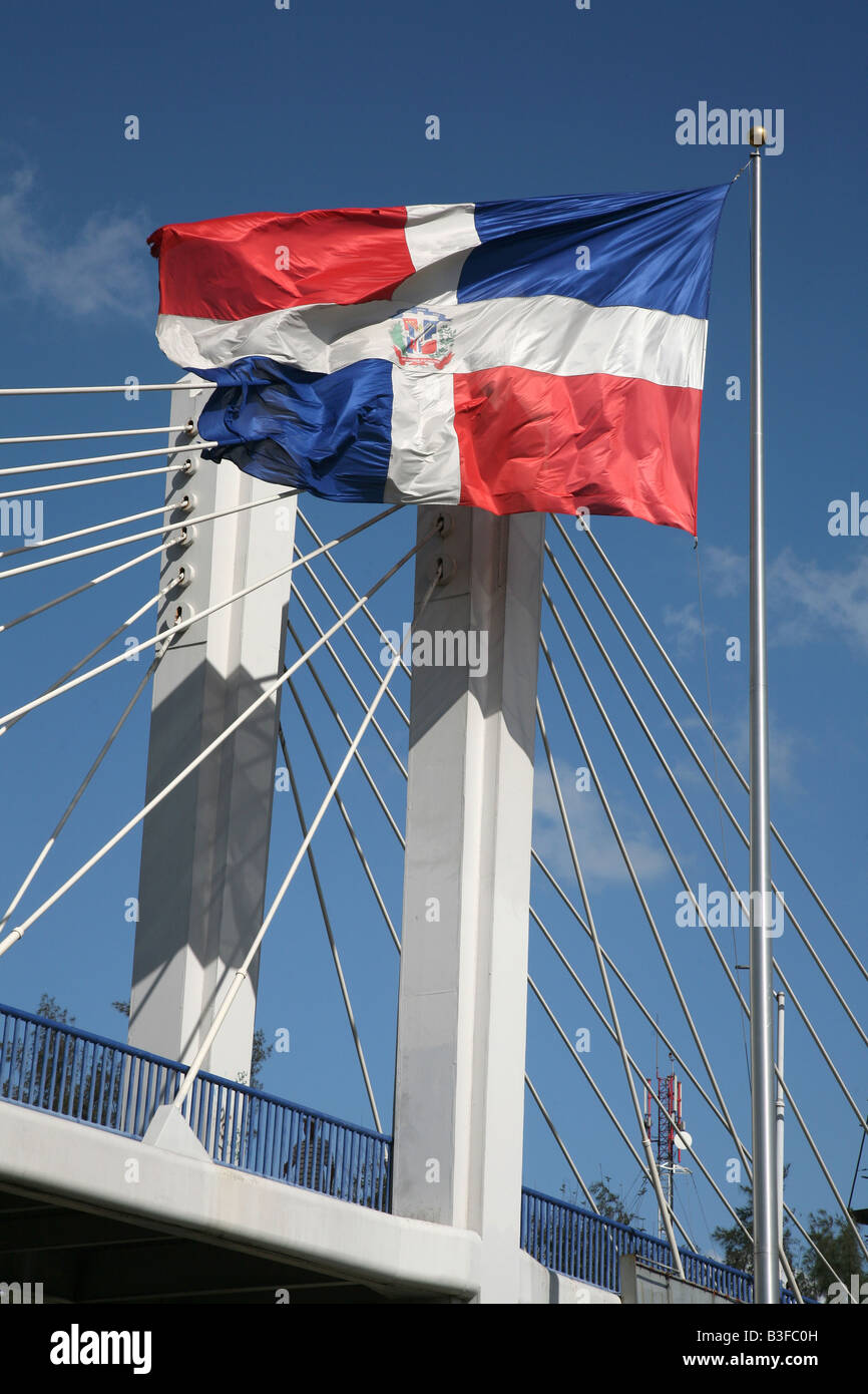 Bandiera nazionale della Repubblica Dominicana oltre il ponte pedonale a Santo Domingo, Repubblica Dominicana Foto Stock