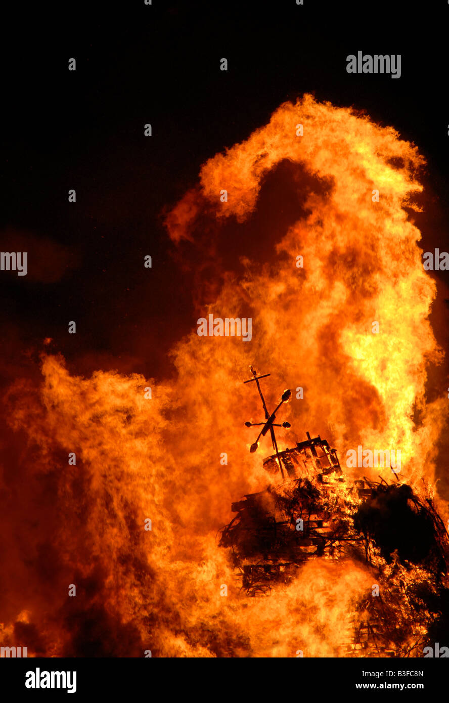 Un immenso incendio e croce ustioni al Cliffe falò società di fuochi d'artificio di Lewes, nel Sussex, 2007 Foto Stock