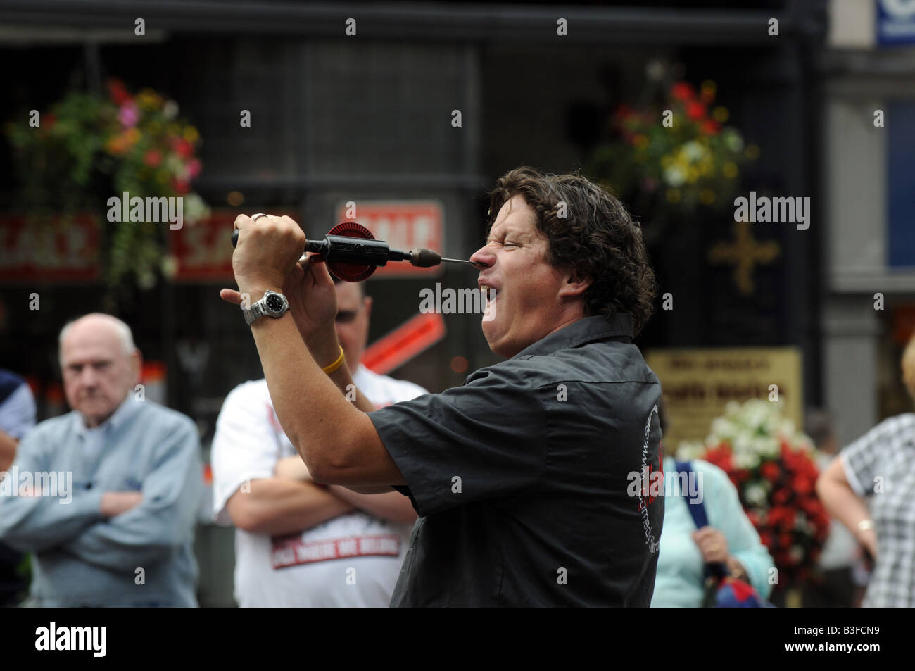 Street intrattenitore Thom Sellectomy eseguendo a Shrewsbury Street Festival di Teatro Shropshire Foto Stock