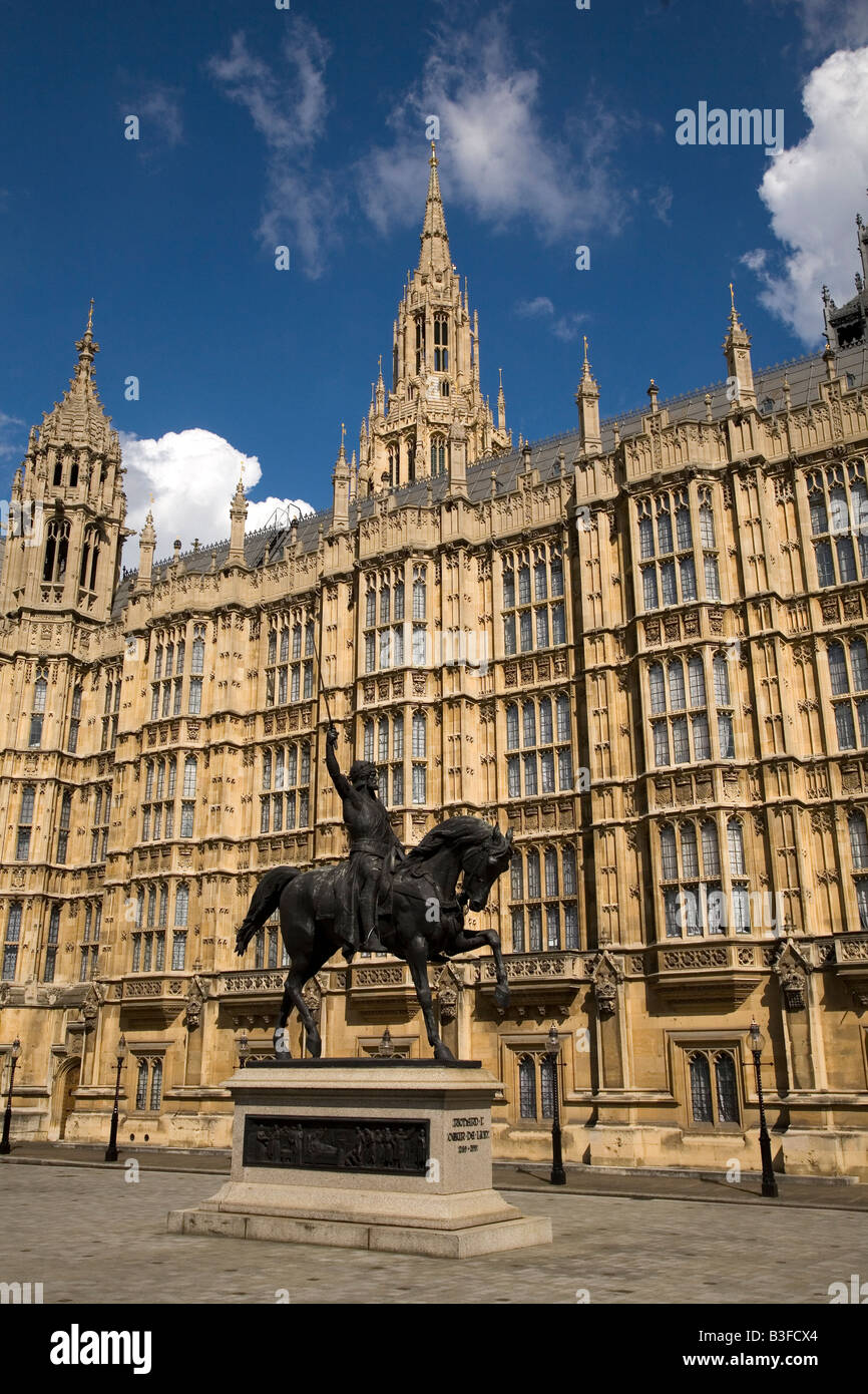 La statua di Riccardo Cuor di Leone (1157-1199) al di fuori del palazzo di Westmister a Londra, Inghilterra. Foto Stock