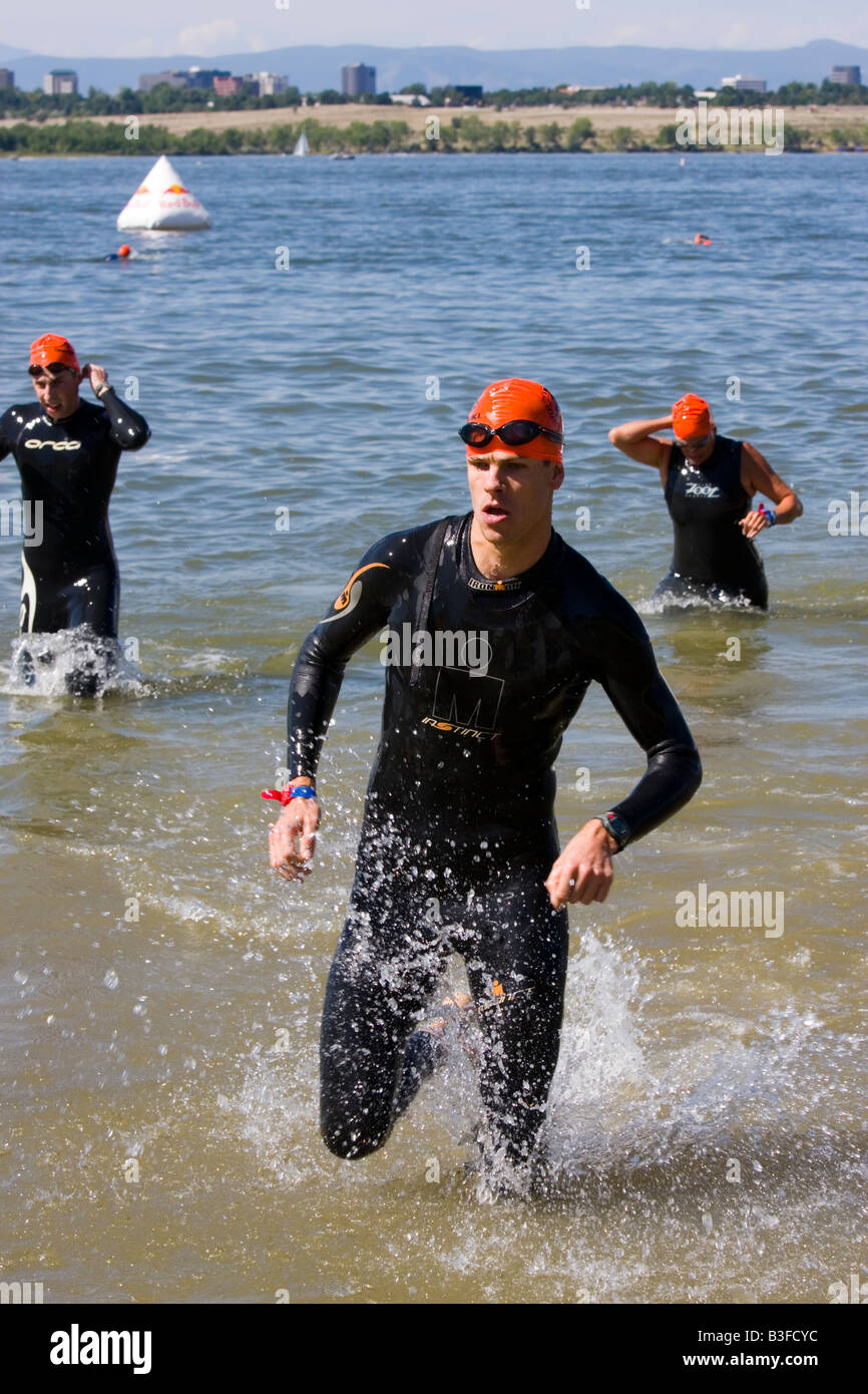 Nuotatori in uscita dell'acqua in corrispondenza del 2008 Suzuki s Newton 24 Ore di Triathlon Foto Stock