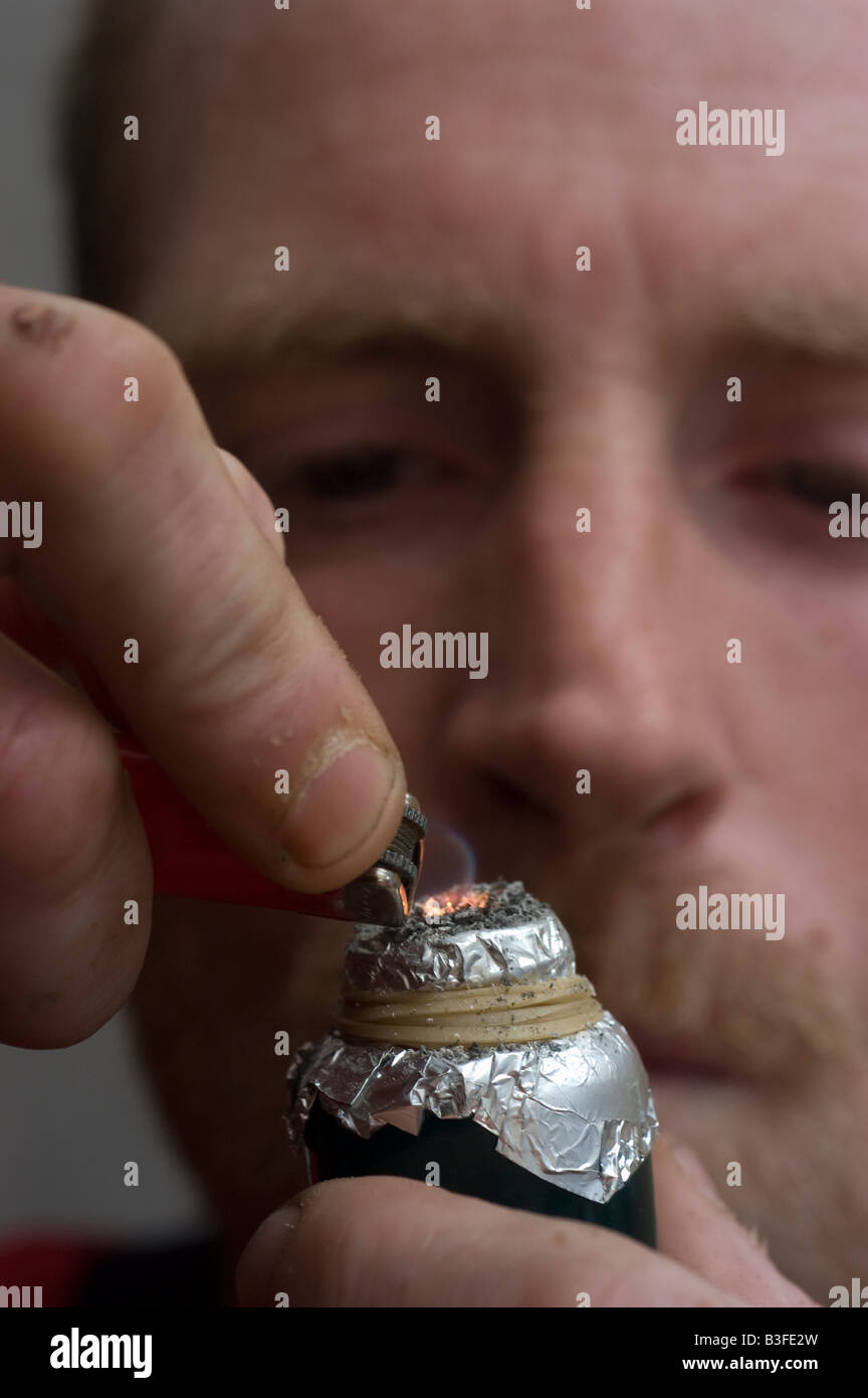 Uomo di fumare una tubazione crack Foto Stock