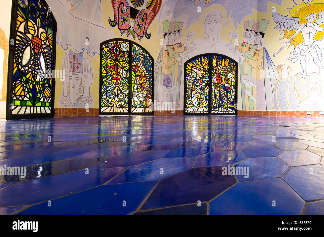 Europa Francia Provenza Frejus Notre Dame de Gerusalemme progettato da Cocteau Foto Stock