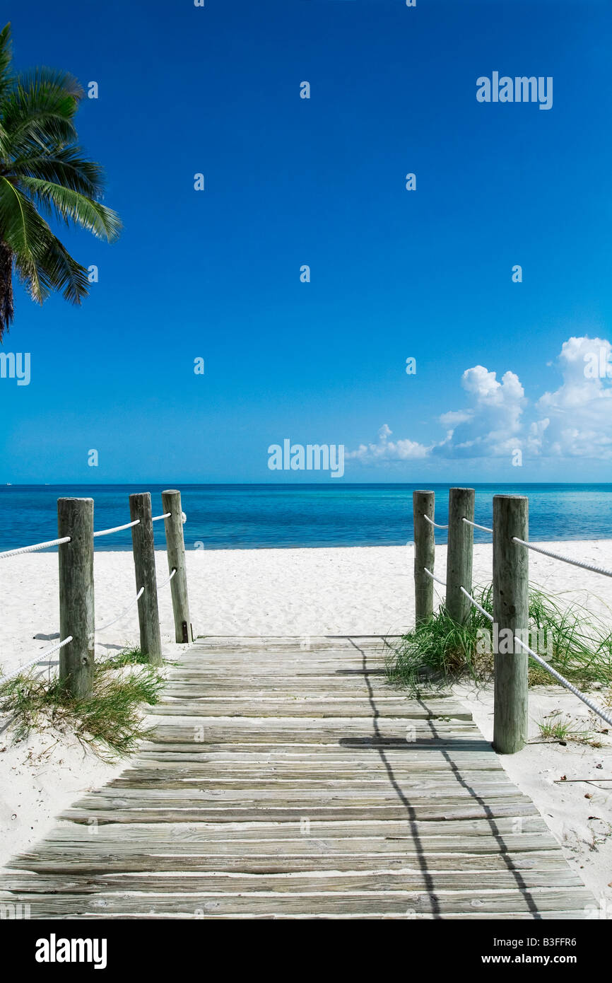 Una tranquilla e deserta spiaggia di sabbia bianca in Florida USA Foto Stock