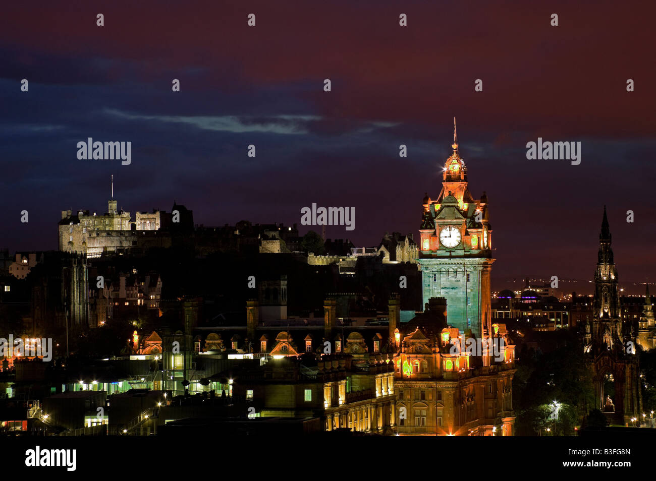 Edinburgh skyline della città con palazzi illuminati al crepuscolo, Scotland, Regno Unito, Europa Foto Stock