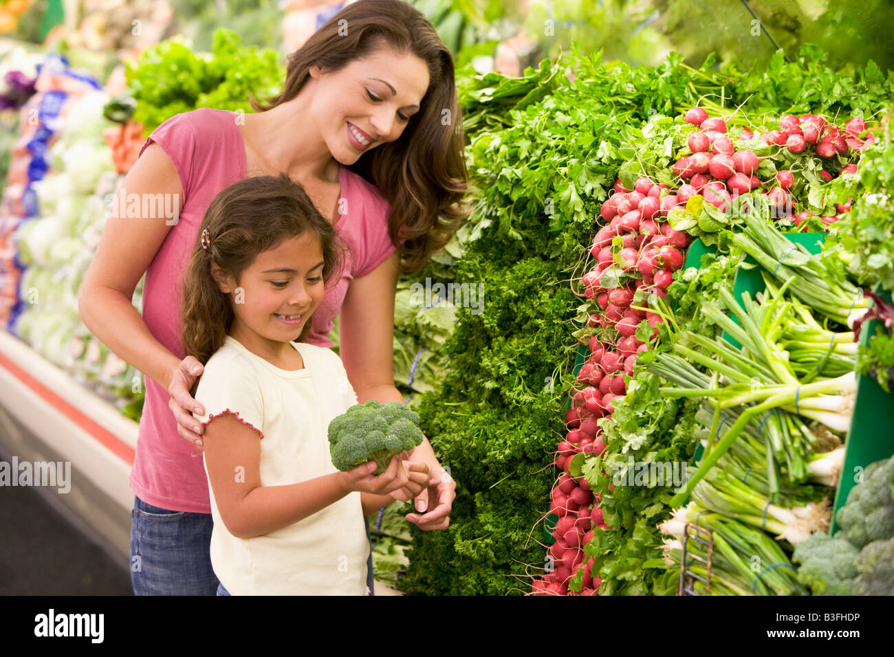 Madre e figlia dello shopping di broccoli presso un negozio di alimentari Foto Stock