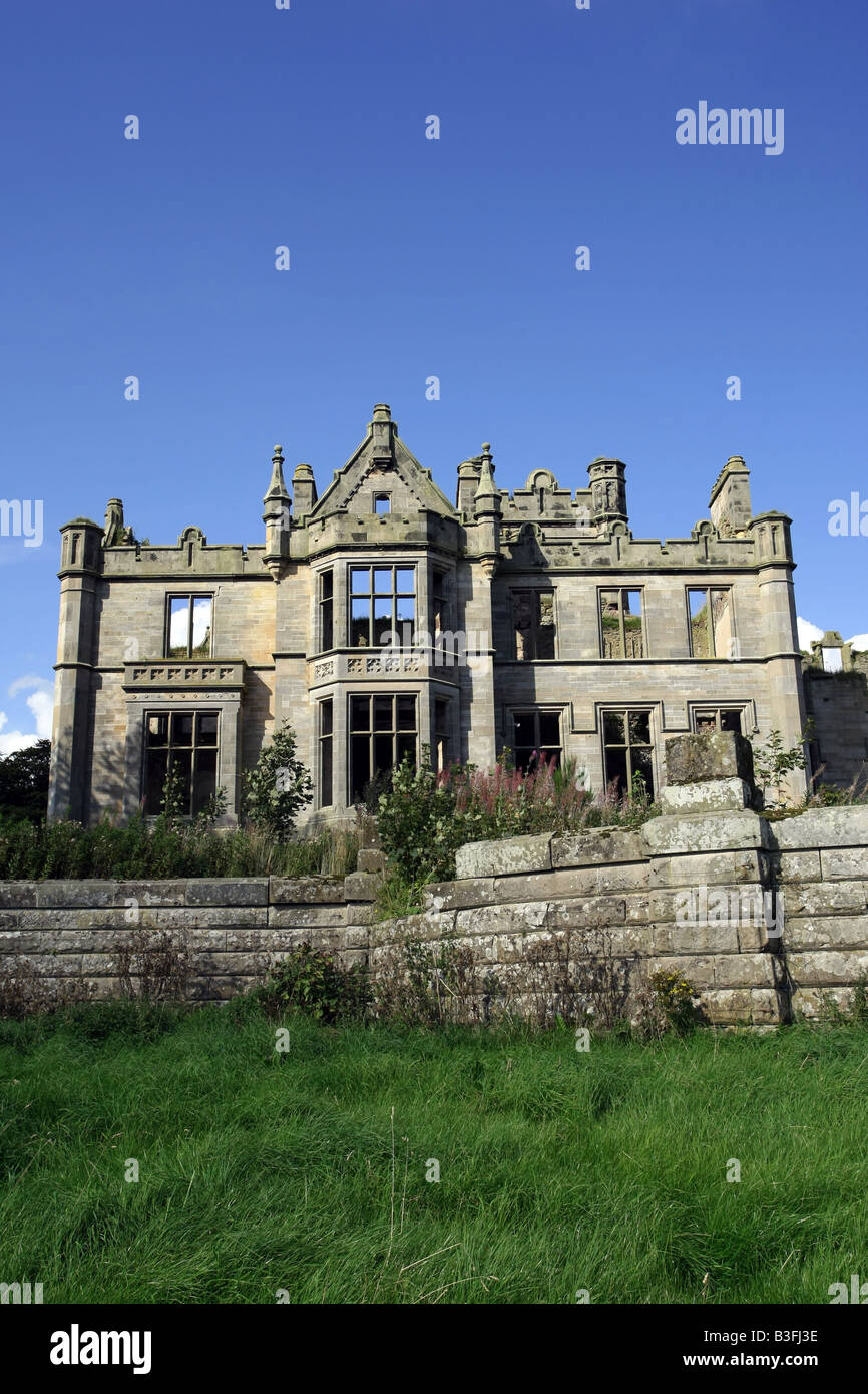 Rovine di Ury House vicino a Stonehaven in Aberdeenshire, Scozia, Regno Unito, che è il sito proposto per il Jack Nicklaus Golf. Foto Stock