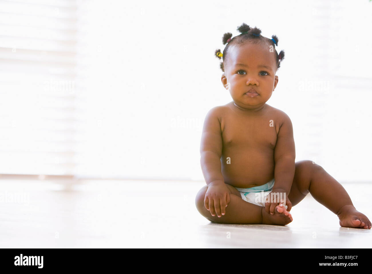 Baby sitting in ambienti interni Foto Stock
